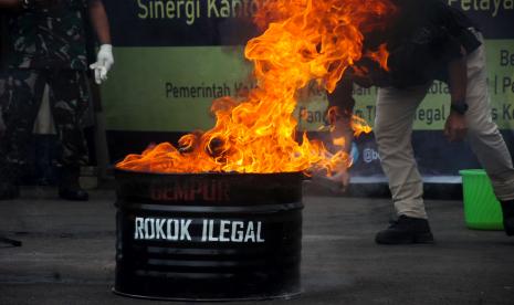 Petugas memusnahkan barang bukti rokok ilegal saat pemusnahan di Komplek Pemerintah Kota Tegal, Jawa Tengah, Senin (26/9/2022). Kantor Pengawasan dan Pelayanan Bea Cukai (KPPBC) Tipe Madya Pabean C Tegal memusnahkan sebanyak 5,3 juta batang rokok ilegal hasil penindakan tahun 2021 dengan perkiraan nilai barang Rp5,3 milyar dan potensi kerugian negara sebesar Rp3,6 milliar. 