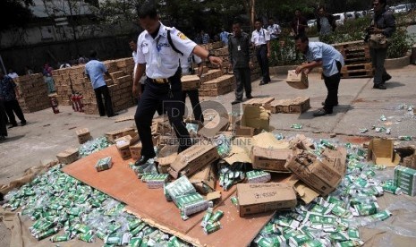 Petugas memusnahkan lampu dan pompa air listrik yang tidak sesuai Standar Nasional Indonesia (SNI) di halaman Gedung Kementerian Perdagangan, Jakarta, Kamis (29/10)