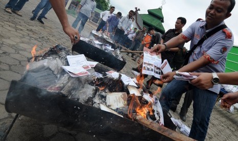 Petugas memusnahkan lembaran surat suara Pemilihan Gubernur Jambi yang rusak di Jambi, Senin, (7/12).