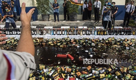 Petugas memusnahkan ribuan botol minuman etil alkohol di Kantor Pengawasan dan Pelayanan Bea dan Cukai (KPPBC) tipe Madya Pabean A Bandung, Jawa Barat, Selasa (15/5). 