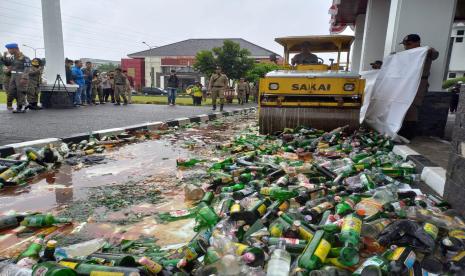 Petugas memusnahkan ribuan botol miras di halaman Bale Kota Tasikmalaya, Kamis (22/9/2022). Ribuan botol miras itu merupakan hasil dari razia yang dilakukan Satpol PP Kota Tasikmalaya bersama ormas Islam.