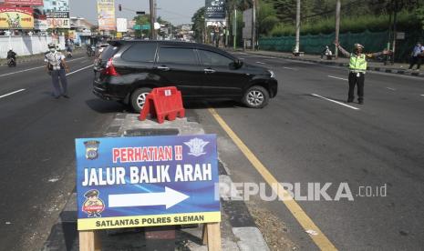 Petugas memutarbalikan pengendara saat penyekatan di perbatasan wilayah Jawa Tengah dan DI Yogyakarta, Prambanan, Sleman, DI Yogyakarta, Kamis (6/5/2021). Penyekatan kendaraan dilakukan serentak di perbatasan wilayah DI Yogyakarta saat penerapan larangan mudik Lebaran 2021 sebagai upaya meminimalisir penularan COVID-19.