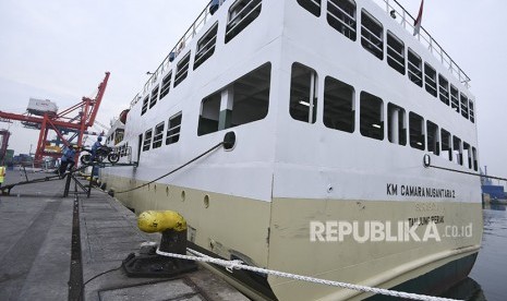 Petugas menaiki motor peserta mudik gratis naik kapal laut ke KM Camara Nusantara 2 di Pelabuhan Penumpang Tanjung Priok, Jakarta, Selasa (12/6).