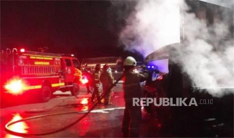 Petugas menangani lokasi kecelakaan di Gerbang Tol Ciawi, Kelurahan Katulampa, Kota Bogor, Jawa Barat, Rabu (5/2/2025).