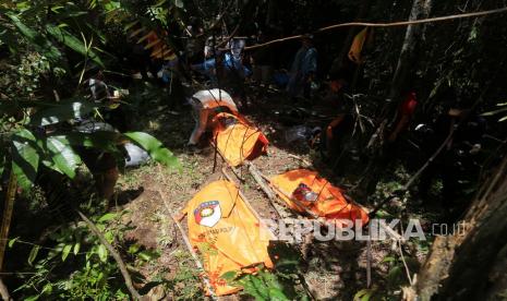 Petugas menata bangkai harimau sumatera yang mati terjerat untuk dievakuasi di Kawasan Ekosistem Leuser (KEL) Desa Ibuboh, Kecamatan Meukek, Aceh Selatan, Aceh, Kamis (26/8/2021). Sebanyak tiga ekor bangkai Harimau Sumatera yang mati di Kawasan Ekositem Leuser (KEL) di evakuasi ke kantor Taman Nasional Gunung Leuser (TNGL) Aceh Selatan untuk penyelidikan lebih lanjut. 