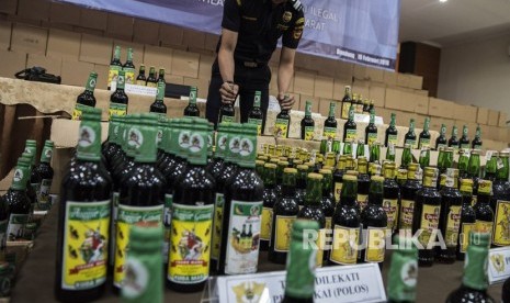 Petugas menata barang bukti minuman mengandung etil alkohol ilegal saat gelar barang bukti di kantor Wilayah Bea dan Cukai, Bandung, Jawa Barat, Senin (19/2). 