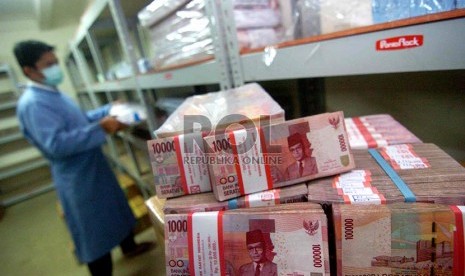 Petugas menata mata uang pecahan rupiah di cash center BRI, Jakarta, Senin (17/2).