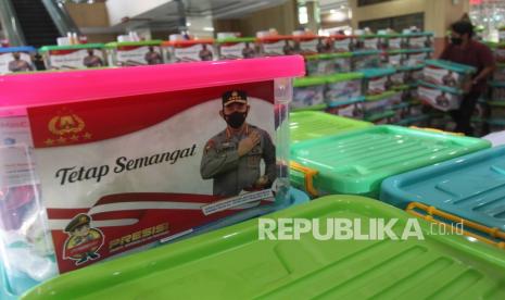 Petugas menata paket bantuan dari Kapolri Jenderal Pol Listyo Sigit Prabowo di Asrama Haji Surabaya, Jawa Timur, Sabtu (19/2/2022). Kunjungan kerja Kapolri di Asrama Haji tersebut untuk berbincang secara daring dengan pasien dan tenaga kesehatan serta memberikan paket bantuan kepada tenaga kesehatan yang bertugas di tempat isolasi terpusat itu.