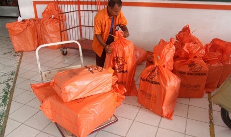 Petugas menata paket di kantor Pos Indonesia, Padang, Sumatera Barat, Selasa (22/01/2019).