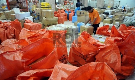 Petugas menata paket kiriman sebelum dikirim di Kantor Pos Besar, Jakarta, Rabu (7/5).