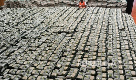 Petugas menata produk Bantuan Pangan Non Tunai (BPNT) 'Beras Kita' dan gula 'Manis Kita' di gudang Bulog, Jakarta, Selasa (14\2). 