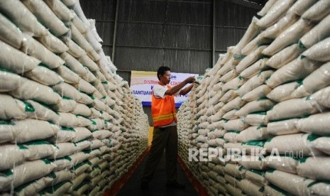 Petugas menata produk Bantuan Pangan Non Tunai (BNPT) 'Beras Kita' dan gula 'Manis Kita' di gudang Bulog, Jakarta, Selasa (14\2). 