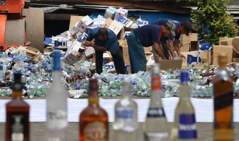 Petugas menata ribuan botol minuman keras (miras) impor ilegal sebelum dimusnahkan. Ratusan botol miras tak berizin tersimpan di sebuah minibus yang terparkir di Majalengka. Ilustrasi.