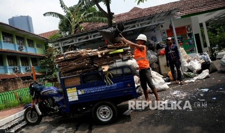 Petugas menata sampah di Bank Sampah Induk .