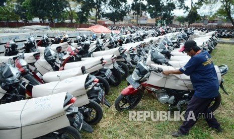 Petugas menata sepeda motor peserta program angkutan motor gratis dengan Kereta Api (KA) pada masa Lebaran. Stasiun Cirebon Prujakan Layani Pendaftaran Angkutan Motor Gratis