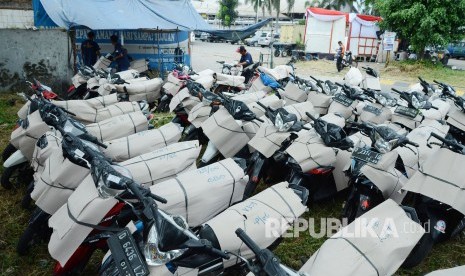 Petugas menata sepeda motor peserta program angkutan motor gratis dengan Kereta Api (KA) pada masa Lebaran. ilusrasi