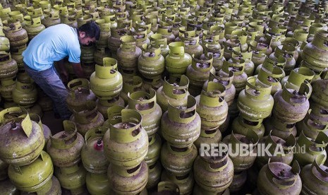 Petugas menata tabung gas LPG 3 kg sebelum pengisian ulang di agen LPG, Bandung, Jawa Barat, Kamis (7/6).