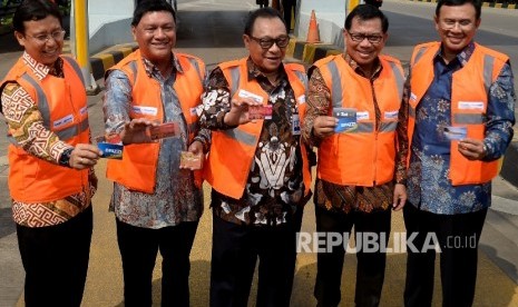 (dari kiri ) Dirut Mandiri Budi G Sadikin, Dirut Jasa Marga Adityawarman, Dirut BTN Maryono, Dirut BRI Asmawi Syam dan Dirut BNI Achmad Baiquni usai Launching e-Payment Toll di Pintu Gerbang tol Jati Asih, Jakarta, Senin (21/3).