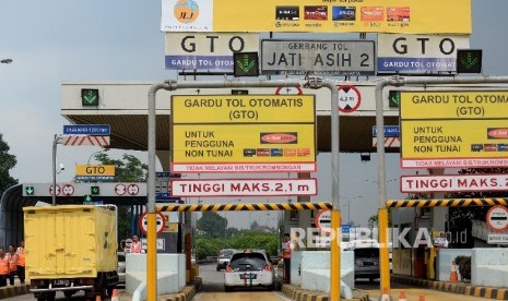  Petugas menawarkan kartu e-toll kepada pengguna jalan tol usai di laksanakanya Launching e-Payment Toll di Pintu Gerbang tol Jati Asih, Jakarta, Senin (21/3). (Republika/ Prayogi)