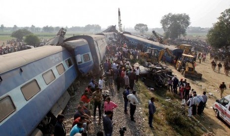 Petugas mencari korban selamat di lokasi tergelincirnya kereta api di Pukhrayan, selatan Kota Kanpur, India, 20 November 2016.