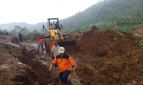 Petugas mencoba membuka jalan di lokasi longsor di Banjarnegara, Jawa Tengah