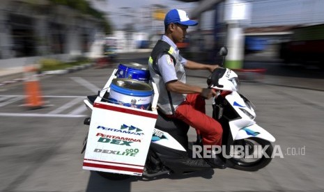 Petugas mencoba sepeda motor pengantar BBM yang disiapkan untuk arus mudik di SPBU Muri Tegal, Jawa Tengah, Senin (21/5). 