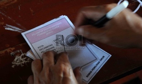 Petugas mencoret kertas suara yang tidak terpakai saat penghitungan perolehan suara di TPS 23, Kelurahan Pondok Jaya, Kecamatan Cipayung, Kota Depok, Jawa Barat, Rabu (9/12). 