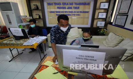 Petugas mendampingi warga yang melakukan pendaftaran calon peserta Kartu Prakerja di LTSA-UPT P2TK di Surabaya, Jawa Timur, Senin (13/4). (ilustrasi)