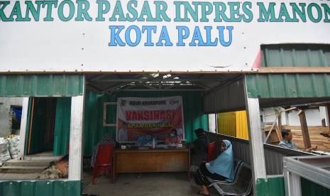 Petugas mendata dan memeriksa kesehatan pedagang sebelum mengikuti vaksinasi COVID-19 di Pasar Tradisional Manonda di Palu, Sulawesi Tengah, Kamis (20/5/2021). Sebanyak 900 pedagang pasar tradisional tersebut ditargetkan mendapatkan vaksin COVID-19 dosis pertama sebagai salah satu upaya mendukung percepatan program vaksinasi nasional.