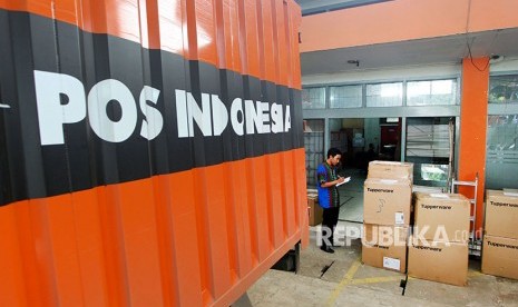 Petugas mendata paket pos yang akan dikirim ke berbagai penjuru Nusantara di Kantor Pos Indonesia Cabang Utama Bengkulu, Jumat (8/6).