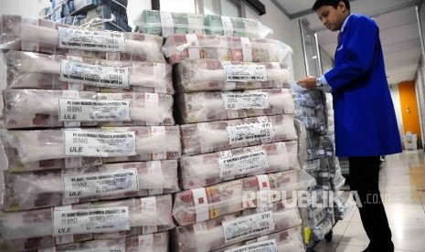  Petugas mendata uang Rupiah di ruang penyimpanan uang Bank Mandiri, Jakarta, Selasa (15/11).