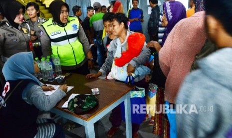 Petugas mendata warga yang terus berdatangan ke pengungsian, di GOR Tadjimalela, Kabupaten Sumedang, Rabu (21/9).