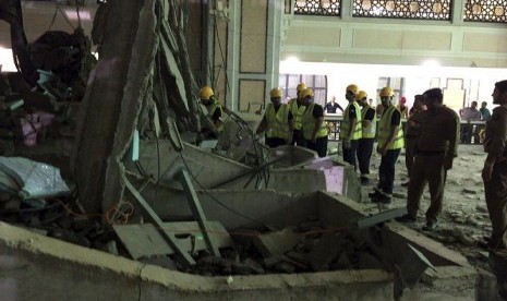 Petugas mendatangi lokasi crane yang jatuh di Kompleks Masjidil Haram.