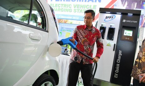 Petugas mendemonstrasikan cara pengisian kendaraan listrik melalui Electric Vehicle Charging Station (EVCS) di kantor BPPT, Jakarta, Rabu (5/12/2018).