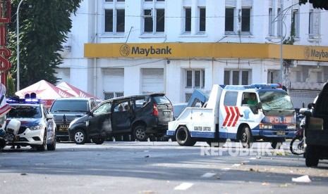 Petugas menderek mobil terdampak ledakan di Polrestabes Surabaya, Jawa Timur, Senin (14/5). 