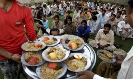 Kuwait Tolak Gugatan atas Hukuman Makan Saat Ramadhan. Foto ilustrasi suasana berbuka puasa.