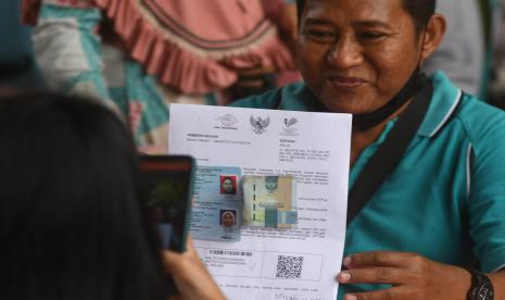 Petugas mendokumentasikan warga penerima Bantuan Langsung Tunai (BLT) minyak goreng, (ilustrasi). PT Pos Indonesia menargetkan penyaluran Bantuan Langsung Tunai (BLT) minyak goreng di Kota Surabaya, Jawa Timur, bakal selesai pada 21 April 2022.