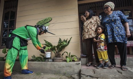 Petugas menempatkan ember berisi telur nyamuk Aedes aegypti ber-Wolbachia pada halaman rumah warga di Yogyakarta.