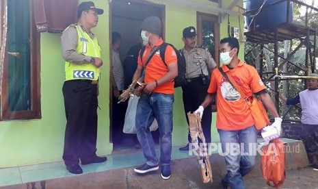 Petugas mengamankan barang bukti busur panah dan barang bukti lainnya yang terkait kegiatan teroris di Kampung Sampora Desa Bojong Raharja Kecamatan Cikembar Kabupaten Sukabumi Jawa Barat Ahad (13/5).