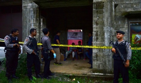 Petugas mengamankan lokasi gudang Narkoba saat penggerebekan gudang Narkoba di Desa Pekalongan, Batealit, Jepara, Jawa Tengah, Rabu (27/1).