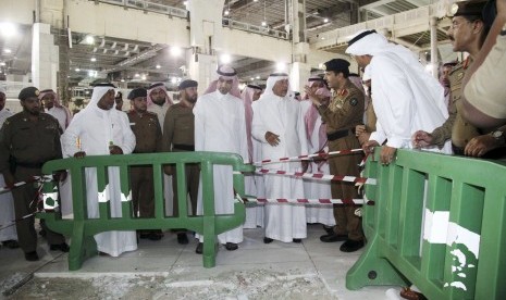 Petugas mengamankan lokasi jatuhnya crane di Masjidil Haram.