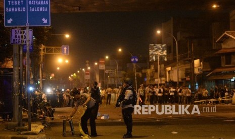 Petugas mengamankan lokasi sekitar kejadian ledakan bom di terminal Kampung Melayu, Jakarta, Kamis (25/5) dini hari.