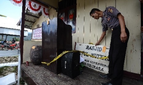 Petugas mengamankan papan nama masjid di Tolikara yang dibakar massa.