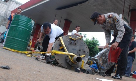 Petugas mengamankan pompa vakum uap yang diduga sebagai sumber ledakan di SPBU yang terletak di jalan Palmerah Barat,Jakarta,Kamis (26/4).Ledakan tersebut mengakibatkan satu orang tewas di tempat dan satu orang luka berat.