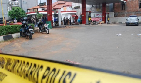 Petugas mengamankan pompa vakum uap yang diduga sebagai sumber ledakan di SPBU yang terletak di jalan Palmerah Barat,Jakarta,Kamis (26/4).Ledakan tersebut mengakibatkan satu orang tewas di tempat dan satu orang luka berat.