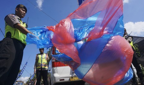 Petugas mengamankan satu buah balon udara terbuat dari plastik dengan diameter satu meter dan tinggi sekitar tujuh meter. 