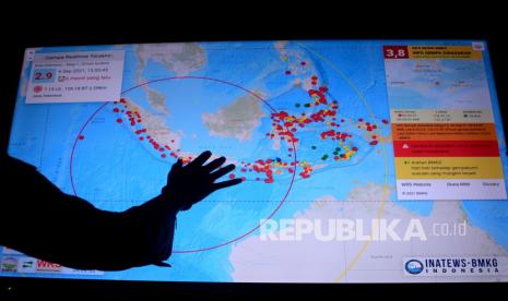 Petugas mengamati informasi gempa bumi terkini melalui alat Warning Receiver System (WRS).