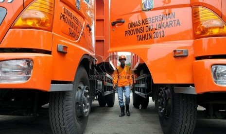  Petugas mengamati kendaraan truk sampah saat acara peluncuran program peremajaan truk pengangkut sampah di Pulomas, Jakarta Timur, Rabu (11/12).     (Republika/Prayogi)