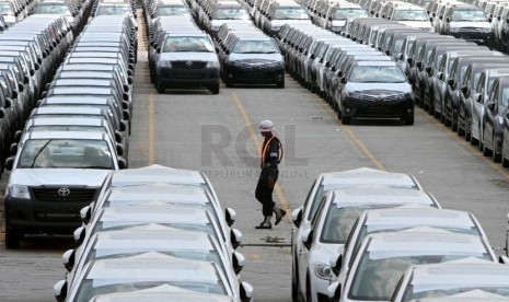 Petugas mengamati mobil-mobil impor yang telah diturunkan dari kapal pengangkut di Tanjung Priok Car Terminal, Jakarta Utara, Kamis (3/4).