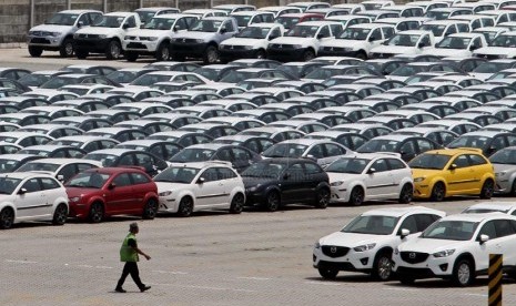 Petugas mengamati mobil-mobil impor yang telah diturunkan dari kapal pengangkut di Tanjung Priok Car Terminal, Jakarta Utara, Kamis (3/4).